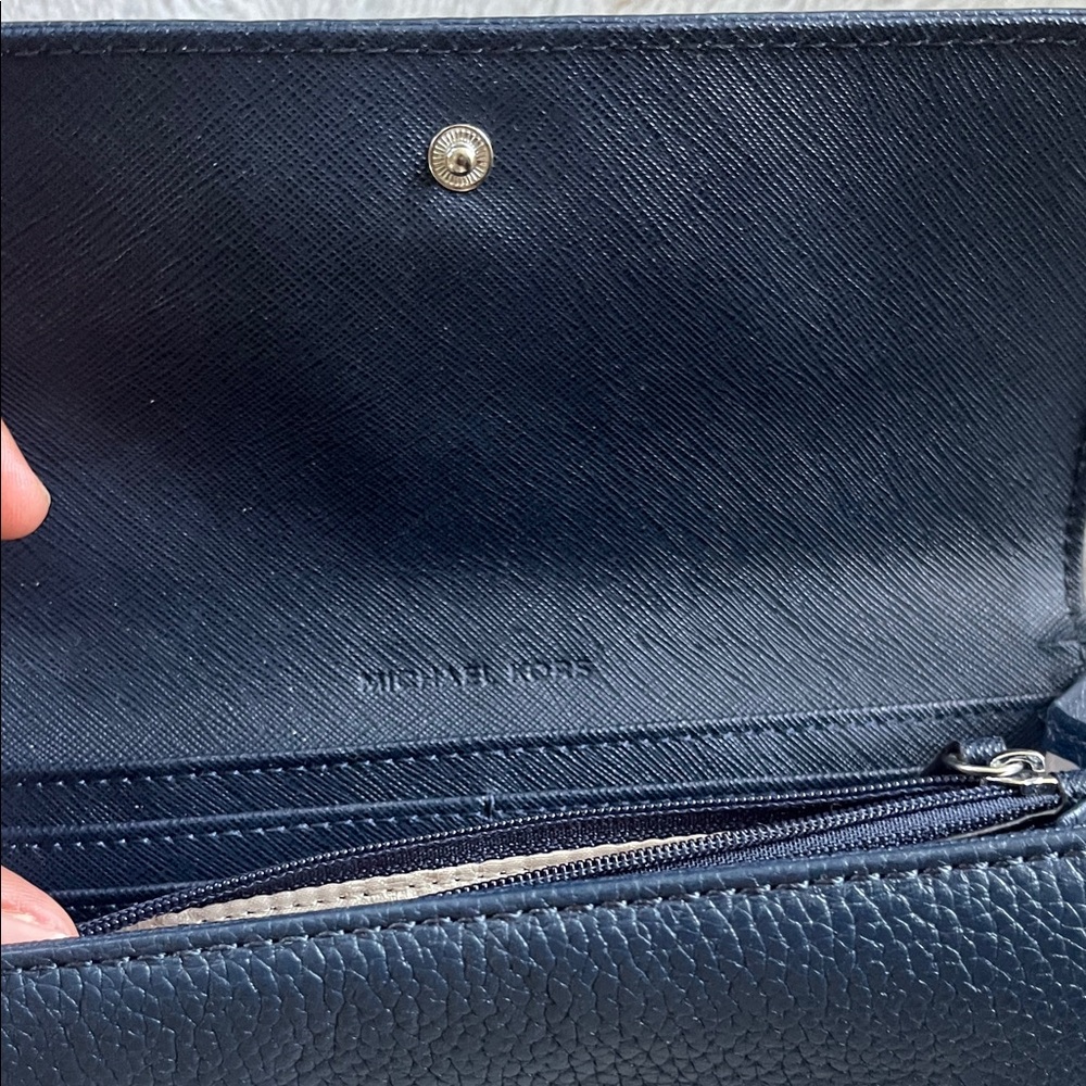 🌸Michael Kors Navy Leather Wallet with Silver Logo - Picture 3 of 5